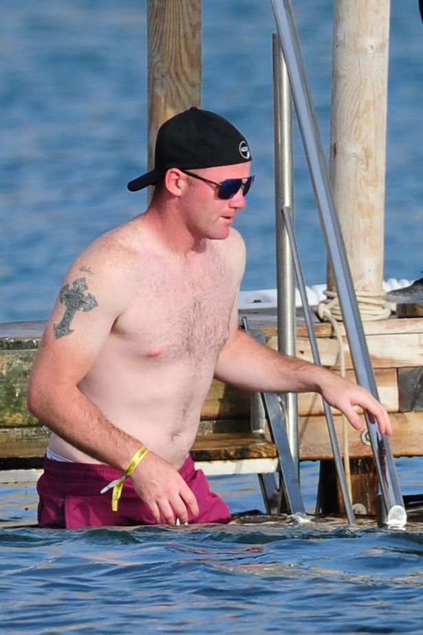 PAY Manchester United striker Wayne Rooney swim at beachclub