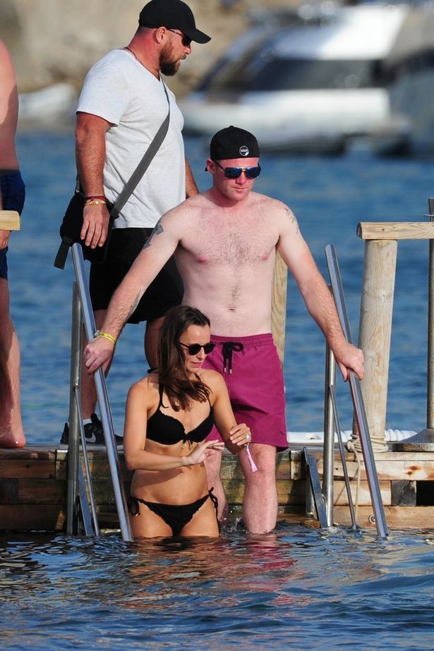PAY Manchester United striker Wayne Rooney swim at beachclub 1