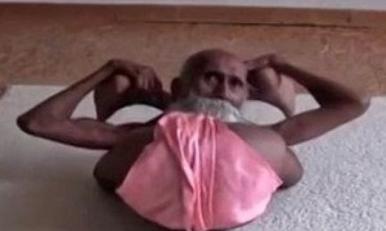 ΑΠΙΣΤΕΥΤΟ VIDEO: Ινδός 104 χρονών κάνει γιόγκα!