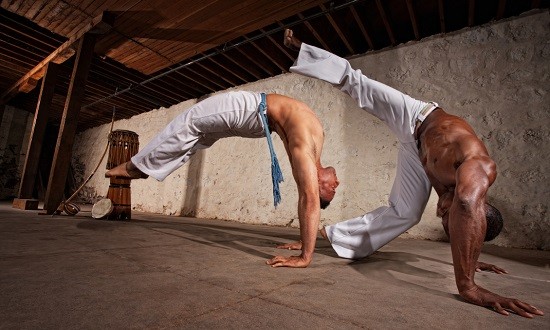Capoeira: Η άγνωστη ιστορία της βραζιλιάνικης πολεμικής τέχνης που σμιλεύει το σώμα!