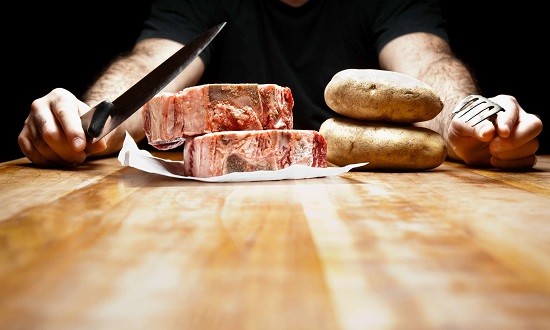 Το κόκκινο κρέας κάνει λιγότερο ελκυστικούς τους άντρες