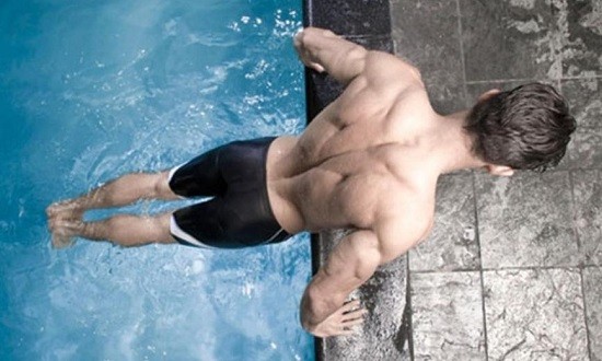 Πως να κάνετε γυμναστική ακόμα και στην πισίνα του ξενοδοχείου (video)