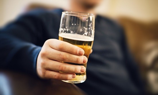 Ένα χρόνο λιγότερο ζουν όσοι πίνουν ένα ποτό την ημέρα