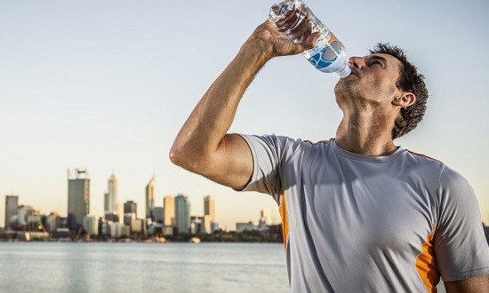 Πως το νερό θα σε βοηθήσει να κάψεις γρήγορα το λίπος!