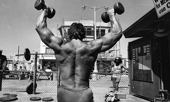 Tο oldschool τρικ του Arnold Schwarzenegger για να χτίσεις μύες-βουνό