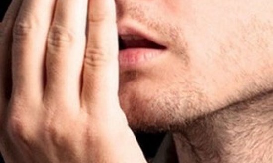 Μυρίζει το στόμα σας; Aλήθειες για την κακοσμία του στόματος