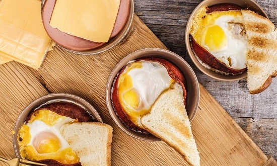 Το τέλειο πρωινό πρέπει να έχει αυγό, τσένταρ και μορταδέλα