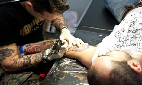 Σε ποιο σημείο του σώματος κάνουν τατουάζ οι πάντες αυτό το καλοκαίρι;