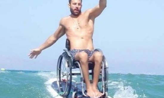 Ο Έλληνας Παραολυμπιονίκης που δαμάζει τα κύματα με το αναπηρικό του αμαξίδιο!