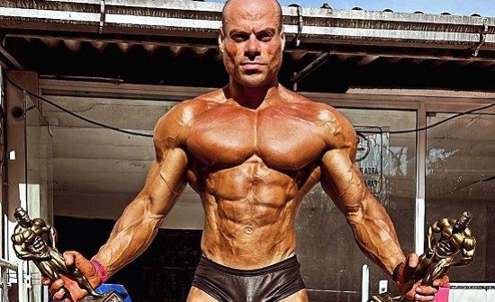 Ά&gamma;&rho;&iota;&alpha; &delta;&omicron;&lambda;&omicron;&phi;&omicron;&nu;ί&alpha; 41&chi;&rho;&omicron;&nu;&omicron;&upsilon; &pi;&rho;&omega;&tau;&alpha;&theta;&lambda;&eta;&tau;ή bodybuilder &sigma;&tau;&eta; &Beta;&rho;&alpha;&zeta;&iota;&lambda;ί&alpha;: &Tau;&omicron;&nu; &mu;&alpha;&chi;&alpha;ί&rho;&omega;&sigma;&epsilon; &mu;έ&chi;&rho;&iota; &theta;&alpha;&nu;ά&tau;&omicron;&upsilon; &eta; &sigma;ύ&nu;&tau;&rho;&omicron;&phi;ό&sigmaf; &tau;&omicron;&upsilon;