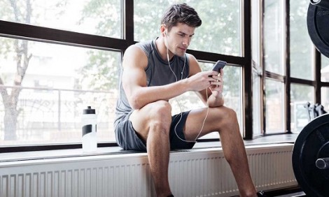 Γιατί πρέπει να αποφεύγουμε το κινητό στο γυμναστήριο