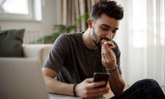 &Gamma;&iota;&alpha;&tau;ί &epsilon;ί&sigma;&alpha;&iota; &mu;&omicron;&nu;ί&mu;&omega;&sigmaf; &pi;&epsilon;&iota;&nu;&alpha;&sigma;&mu;έ&nu;&omicron;&sigmaf;