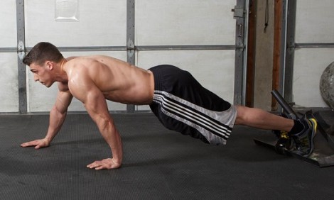 Οι αθόρυβες ασκήσεις που κάνουν τον κορμό σου δυνατό σαν γρανίτη