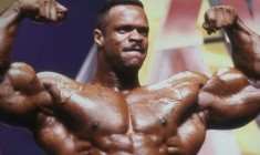 &Omicron; &kappa;&omicron;&rho;&upsilon;&phi;&alpha;ί&omicron;&sigmaf; bodybuilder &pi;&omicron;&upsilon; &kappa;&alpha;&tau;έ&rho;&rho;&epsilon;&upsilon;&sigma;&epsilon; &epsilon;&pi;ί &sigma;&kappa;&eta;&nu;ή&sigmaf; &alpha;&pi;&omicron;&kappa;ά&lambda;&upsilon;&psi;&epsilon; &pi;ώ&sigmaf; &epsilon;ί&nu;&alpha;&iota; &nu;&alpha; &pi;&epsilon;&theta;&alpha;ί&nu;&epsilon;&iota;&sigmaf; &gamma;&iota;&alpha; έ&nu;&alpha; &lambda;&epsilon;&pi;&tau;ό (vid)