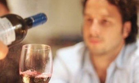 &Tau;&omicron; &alpha;&lambda;&kappa;&omicron;ό&lambda; &phi;έ&rho;&nu;&epsilon;&iota; &pi;&epsilon;&rho;&iota;&sigma;&sigma;ό&tau;&epsilon;&rho;&alpha; &chi;&alpha;&mu;ό&gamma;&epsilon;&lambda;&alpha; &sigma;&tau;&omicron;&upsilon;&sigmaf; ά&nu;&delta;&rho;&epsilon;&sigmaf;