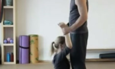 A&upsilon;&tau;ό&sigmaf; &omicron; &gamma;&upsilon;&mu;&nu;&alpha;&sigma;&tau;ή&sigmaf; &alpha;&lambda;&lambda;&omicron;ύ &tau;&omicron; &pi;&alpha;&epsilon;ί &alpha;&lambda;&lambda;ά &sigma;&tau;&omicron; &tau;έ&lambda;&omicron;&sigmaf;... [VIDEO]