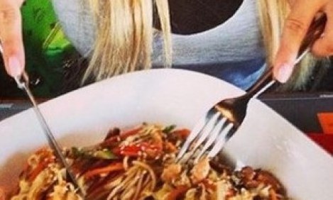 &Pi;&alpha;&sigma;ί&gamma;&nu;&omega;&sigma;&tau;&eta; &pi;&alpha;&rho;&omicron;&upsilon;&sigma;&iota;ά&sigma;&tau;&rho;&iota;&alpha; &laquo;έ&pi;&epsilon;&sigma;&epsilon; &mu;&epsilon; &tau;&alpha; &mu;&omicron;ύ&tau;&rho;&alpha;&raquo; &sigma;&tau;&eta;&nu; &mu;&alpha;&kappa;&alpha;&rho;&omicron;&nu;ά&delta;&alpha;!