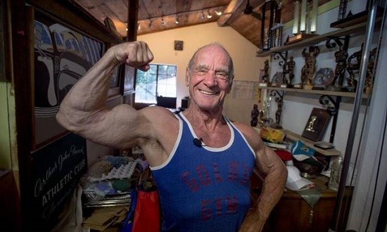 Έ&nu;&alpha;&sigmaf; bodybuilder &sigma;&epsilon; &eta;&lambda;&iota;&kappa;ί&alpha; 80 &epsilon;&tau;ώ&nu; &tau;&rho;&omicron;&mu;ά&zeta;&epsilon;&iota; &kappa;ό&sigma;&mu;&omicron; &mu;&epsilon; &tau;&omicron;&upsilon;&sigmaf; &mu;ύ&epsilon;&sigmaf; &tau;&omicron;&upsilon;! (photos)