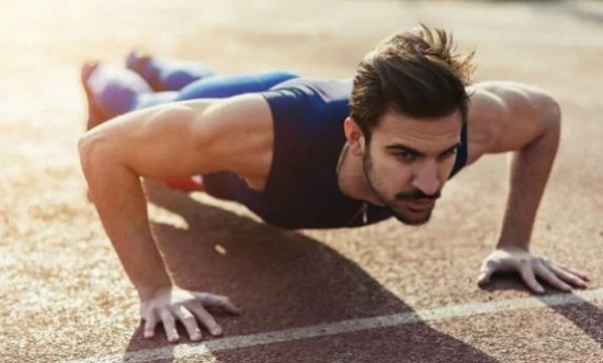 &Mu;&iota;&alpha; &gamma;&rho;ή&gamma;&omicron;&rho;&eta; &pi;&rho;&omicron;&pi;ό&nu;&eta;&sigma;&eta; &gamma;&upsilon;&mu;&nu;ά&zeta;&epsilon;&iota; &tau;&alpha;&upsilon;&tau;ό&chi;&rho;&omicron;&nu;&alpha; 300 &mu;ύ&epsilon;&sigmaf; &tau;&omicron;&upsilon; &sigma;ώ&mu;&alpha;&tau;&omicron;&sigmaf; (video)