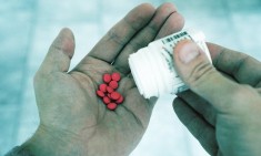 &Tau;&iota; &sigma;&upsilon;&mu;&beta;&alpha;ί&nu;&epsilon;&iota; &mu;&epsilon; &tau;&alpha; &phi;ά&rho;&mu;&alpha;&kappa;&alpha; &gamma;&iota;&alpha; &tau;&omicron; &sigma;&tau;&omicron;&mu;ά&chi;&iota;