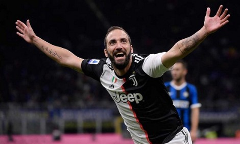 &Mu;&epsilon; &alpha;&upsilon;&tau;ή &tau;&eta; &delta;ί&alpha;&iota;&tau;&alpha; &xi;&alpha;&nu;&alpha;&beta;&rho;ή&kappa;&epsilon; &tau;&eta; &phi;ό&rho;&mu;&alpha; &tau;&omicron;&upsilon; &omicron; Gonzalo Higuain