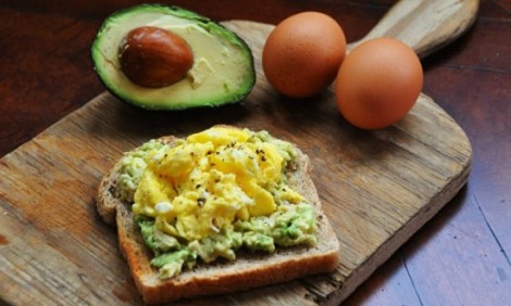 Οι τροφές με λιπαρά που βάζουν «φωτιά» στο μεταβολισμό σου