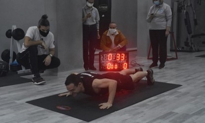 &Tau;&omicron; &Rho;&epsilon;&kappa;ό&rho; &Gamma;&kappa;ί&nu;&epsilon;&sigmaf; &sigma;&tau;&alpha; push ups &alpha;&nu;ή&kappa;&epsilon;&iota; &sigma;&epsilon; &nu;&epsilon;&alpha;&rho;ό &Kappa;&rho;&eta;&tau;&iota;&kappa;ό!