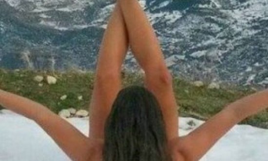 &Tau;&Rho;&Epsilon;&Lambda;&Alpha;: &Pi;&omicron;&iota;&alpha; &gamma;&nu;&omega;&sigma;&tau;ή &kappa;&upsilon;&rho;ί&alpha; &gamma;&upsilon;&mu;&nu;ά&zeta;&epsilon;&tau;&alpha;&iota; &gamma;&upsilon;&mu;&nu;ή &sigma;&tau;&alpha; &chi;&iota;ό&nu;&iota;&alpha;; (photo)