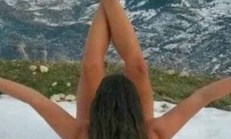 &Tau;&Rho;&Epsilon;&Lambda;&Alpha;: &Pi;&omicron;&iota;&alpha; &gamma;&nu;&omega;&sigma;&tau;ή &kappa;&upsilon;&rho;ί&alpha; &gamma;&upsilon;&mu;&nu;ά&zeta;&epsilon;&tau;&alpha;&iota; &gamma;&upsilon;&mu;&nu;ή &sigma;&tau;&alpha; &chi;&iota;ό&nu;&iota;&alpha;; (photo)