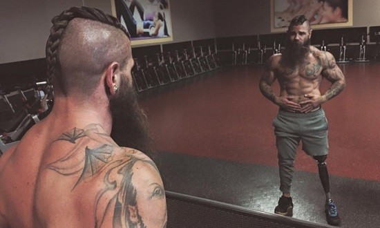 &Omicron; Derek Weida &beta;&gamma;ή&kappa;&epsilon; &zeta;&omega;&nu;&tau;&alpha;&nu;ό&sigmaf; &alpha;&pi;ό &tau;&eta;&nu; &kappa;ό&lambda;&alpha;&sigma;&eta; &tau;&omicron;&upsilon; &Iota;&rho;ά&kappa; &kappa;&alpha;&iota; έ&gamma;&iota;&nu;&epsilon; &laquo;&kappa;&tau;ή&nu;&omicron;&sigmaf;&raquo; &tau;&omicron;&upsilon; Fitness