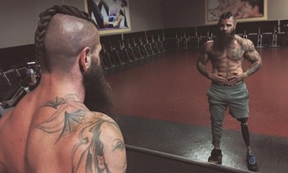 &Omicron; Derek Weida &beta;&gamma;ή&kappa;&epsilon; &zeta;&omega;&nu;&tau;&alpha;&nu;ό&sigmaf; &alpha;&pi;ό &tau;&eta;&nu; &kappa;ό&lambda;&alpha;&sigma;&eta; &tau;&omicron;&upsilon; &Iota;&rho;ά&kappa; &kappa;&alpha;&iota; έ&gamma;&iota;&nu;&epsilon; &laquo;&kappa;&tau;ή&nu;&omicron;&sigmaf;&raquo; &tau;&omicron;&upsilon; Fitness