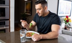 &Alpha;&upsilon;&tau;έ&sigmaf; &epsilon;ί&nu;&alpha;&iota; &omicron;&iota; &kappa;&alpha;&lambda;ύ&tau;&epsilon;&rho;&epsilon;&sigmaf; &tau;&rho;&omicron;&phi;έ&sigmaf; &alpha;&nu; &theta;έ&lambda;&epsilon;&iota;&sigmaf; &nu;&alpha; &phi;&tau;&iota;ά&xi;&epsilon;&iota;&sigmaf; &mu;ύ&epsilon;&sigmaf; bodybuilder