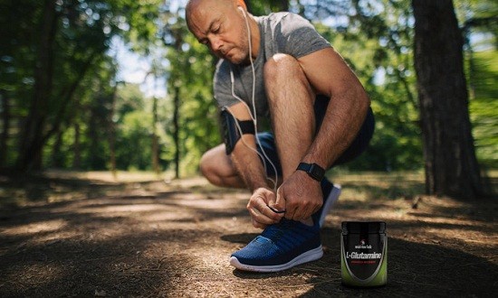 L-&Gamma;&lambda;&omicron;&upsilon;&tau;&alpha;&mu;ί&nu;&eta;: &Omicron; &sigma;ύ&mu;&mu;&alpha;&chi;&omicron;&sigmaf; &tau;&eta;&sigmaf; &alpha;&pi;&omicron;&kappa;&alpha;&tau;ά&sigma;&tau;&alpha;&sigma;&eta;&sigmaf;&hellip; &kappa;&alpha;&iota; ό&chi;&iota; &mu;ό&nu;&omicron;