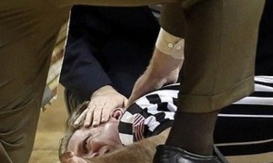 Διαιτητής σωριάστηκε μετά το τζάμπολ! (VIDEO)