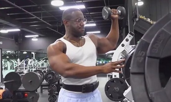 Bodybuilder &kappa;&alpha;&tau;έ&rho;&rho;&epsilon;&upsilon;&sigma;&epsilon; &epsilon;&pi;&epsilon;&iota;&delta;ή ή&pi;&iota;&epsilon; &kappa;&rho;ύ&omicron; &nu;&epsilon;&rho;ό - &Tau;&iota; &sigma;&upsilon;&nu;έ&beta;&eta;; (vid)