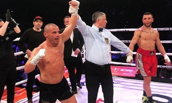 &Omicron; &tau;&epsilon;&rho;ά&sigma;&tau;&iota;&omicron;&sigmaf; &laquo;Iron Mike&raquo; &nu;ί&kappa;&eta;&sigma;&epsilon; &mu;&epsilon; έ&nu;&alpha; &chi;έ&rho;&iota; &nu;ί&kappa;&eta;&sigma;&epsilon; &tau;&omicron;&nu; &Gamma;&kappa;ό&mu;&epsilon;&zeta; &sigma;&tau;&eta; &Gamma;&epsilon;&rho;&mu;&alpha;&nu;ί&alpha; (video)