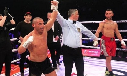 &Omicron; &tau;&epsilon;&rho;ά&sigma;&tau;&iota;&omicron;&sigmaf; &laquo;Iron Mike&raquo; &nu;ί&kappa;&eta;&sigma;&epsilon; &mu;&epsilon; έ&nu;&alpha; &chi;έ&rho;&iota; &nu;ί&kappa;&eta;&sigma;&epsilon; &tau;&omicron;&nu; &Gamma;&kappa;ό&mu;&epsilon;&zeta; &sigma;&tau;&eta; &Gamma;&epsilon;&rho;&mu;&alpha;&nu;ί&alpha; (video)