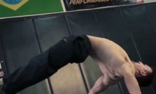 Τέτοια γυμναστική δεν έχετε ξαναδεί! (video)