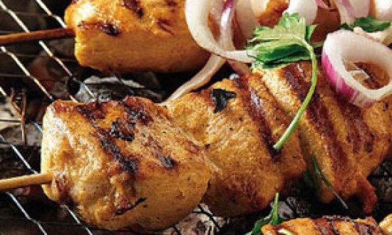 Πώς να φτιάξετε κοτόπουλο ταντούρι σε version σουβλάκι και τι θα χρειαστείτε.