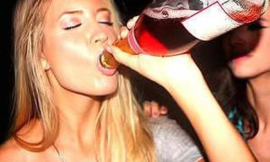 Η ∆ΙΑ ΒΙΟΥ ΚΑΤΑΝΑΛΩΣΗ ΑΛΚΟΟΛ ΣΥΝ∆ΕΕΤΑΙ ΜΕ ΤΟ ΑΥΞΗΜΕΝΟ ΣΩΜΑΤΙΚΟ ΛΙΠΟΣ