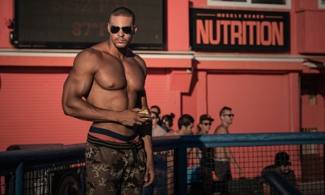 Ο Ike Catcher δουλεύει τους δικέφαλους με τον πιο απίθανο τρόπο