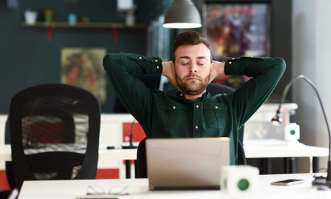 4 ασκήσεις για την πλάτη που μπορείς να κάνεις στο γραφείο