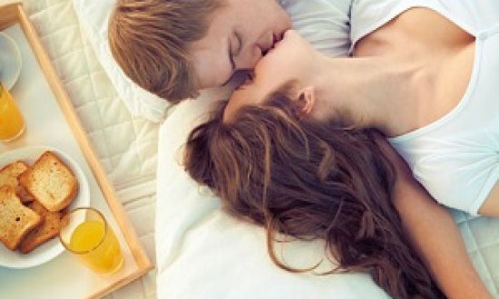 &Omicron; έ&rho;&omega;&tau;&alpha;&sigmaf; &pi;&epsilon;&rho;&nu;ά&epsilon;&iota; &alpha;&pi;ό &tau;&omicron; &sigma;&tau;&omicron;&mu;ά&chi;&iota;