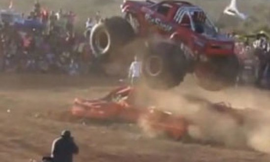 Δυστύχημα με Moster Truck αφήνει πίσω του 13 νεκρούς και δεκάδες τραυματίες [w/video]
