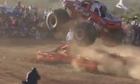 &Delta;&upsilon;&sigma;&tau;ύ&chi;&eta;&mu;&alpha; &mu;&epsilon; Moster Truck &alpha;&phi;ή&nu;&epsilon;&iota; &pi;ί&sigma;&omega; &tau;&omicron;&upsilon; 13 &nu;&epsilon;&kappa;&rho;&omicron;ύ&sigmaf; &kappa;&alpha;&iota; &delta;&epsilon;&kappa;ά&delta;&epsilon;&sigmaf; &tau;&rho;&alpha;&upsilon;&mu;&alpha;&tau;ί&epsilon;&sigmaf; [w/video]