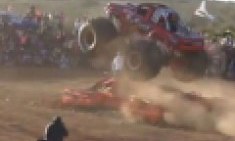 &Delta;&upsilon;&sigma;&tau;ύ&chi;&eta;&mu;&alpha; &mu;&epsilon; Moster Truck &alpha;&phi;ή&nu;&epsilon;&iota; &pi;ί&sigma;&omega; &tau;&omicron;&upsilon; 13 &nu;&epsilon;&kappa;&rho;&omicron;ύ&sigmaf; &kappa;&alpha;&iota; &delta;&epsilon;&kappa;ά&delta;&epsilon;&sigmaf; &tau;&rho;&alpha;&upsilon;&mu;&alpha;&tau;ί&epsilon;&sigmaf; [w/video]