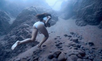 &Eta; &alpha;&theta;&lambda;ή&tau;&rho;&iota;&alpha; &pi;&omicron;&upsilon; &pi;&epsilon;&rho;&pi;&alpha;&tau;ά &sigma;&tau;&omicron; &beta;&upsilon;&theta;ό &mu;&epsilon; &mu;&iota;&alpha; &pi;έ&tau;&rho;&alpha; &kappa;&alpha;&iota; &sigma;&pi;ά&epsilon;&iota; &tau;&alpha; &rho;&epsilon;&kappa;ό&rho;