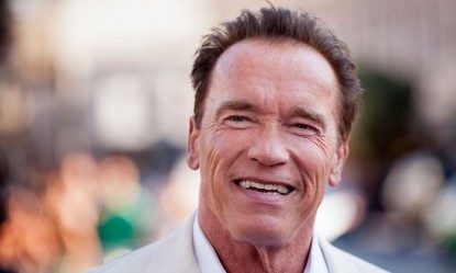 &Omicron; Arnold Schwarzenegger έ&gamma;&iota;&nu;&epsilon;&hellip; &xi;ύ&lambda;&iota;&nu;&omicron; ά&gamma;&alpha;&lambda;&mu;&alpha; &kappa;&alpha;&iota; &tau;&omicron; &lambda;&epsilon;&sigmaf; &tau;&rho;&omicron;&mu;&alpha;&kappa;&tau;&iota;&kappa;ό! (photo)