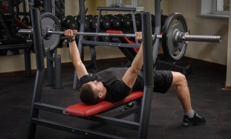 Πώς να κάνετε την τέλεια επανάληψη στις πιέσεις στήθους με μπάρα