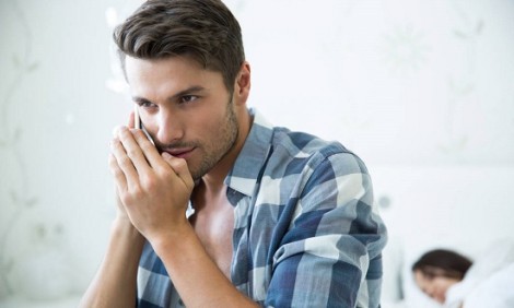 &Sigma;&tau;&omicron; &mu;&upsilon;&alpha;&lambda;ό &epsilon;&nu;ό&sigmaf; ά&nu;&delta;&rho;&alpha; &pi;&omicron;&upsilon; &alpha;&pi;&alpha;&tau;ά &tau;&eta; &gamma;&upsilon;&nu;&alpha;ί&kappa;&alpha; &tau;&omicron;&upsilon;